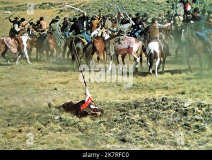 Fight Scene Film: Soldier Blue (1972) Regie: Ralph Nelson 12. August 1970 **WARNUNG** Dieses Foto ist nur für redaktionelle Zwecke bestimmt und unterliegt dem Copyright von PARAMOUNT und/oder des Fotografen, der von der Film- oder Produktionsfirma beauftragt wurde und darf nur von Publikationen im Zusammenhang mit der Bewerbung des oben genannten Films reproduziert werden. Eine obligatorische Gutschrift an PARAMOUNT ist erforderlich. Der Fotograf sollte auch bei Bekanntwerden des Fotos gutgeschrieben werden. Ohne schriftliche Genehmigung der Film Company kann keine kommerzielle Nutzung gewährt werden. Stockfoto