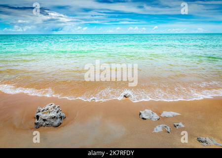 Idyllischer Espelho Strand in Trancoso an sonnigen Tagen, Bahia, Nordostbrasilien Stockfoto