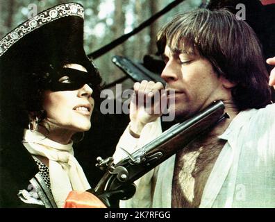 Joan Collins & Nicky Henson Film: The Bawdy Adventures of Tom Jones (UK 1976) Charaktere: Black Bess & Tom Jones / Literaturverfilmung (nach dem Buch von Henry Fielding) Regie: Cliff Owen 10 May 1976 **WARNUNG** Dieses Foto ist nur für den redaktionellen Gebrauch bestimmt und unterliegt dem Copyright von UNIVERSAL-BILDERN und/oder dem Fotografen, der von der Film- oder Produktionsfirma beauftragt wurde und darf nur von Publikationen im Zusammenhang mit der Bewerbung des oben genannten Films reproduziert werden. Eine obligatorische Gutschrift für UNIVERSELLE BILDER ist erforderlich. Der Fotograf sollte auch bei Bekanntwerden des Fotos gutgeschrieben werden. Eine kommerzielle Nutzung ist nicht möglich Stockfoto