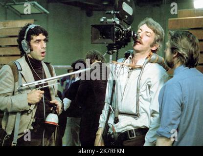 Elliott Gould & Donald Sutherland Film S*P*Y*S; Spys (1974) Charaktere: Griff & Bruland Regie: Irvin Kershner 28. Juni 1974 **WARNUNG** dieses Foto ist nur für redaktionelle Zwecke bestimmt und unterliegt dem Copyright von 20 CENTURY FOX und/oder dem Fotografen, der von der Film or Production Company zugewiesen wurde. Es kann nur durch Veröffentlichungen in Verbindung mit der Werbung für den oben genannten Film reproduziert werden. Eine obligatorische Gutschrift für 20 CENTURY FOX ist erforderlich. Der Fotograf sollte ebenfalls angerechnet werden, wenn er bekannt ist. Ohne schriftliche Genehmigung der Film Company kann keine kommerzielle Nutzung gewährt werden. Stockfoto