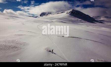 Einsamer Schneeschuh auf dem Kungsleden-Skiweg zwischen Alesjaure und Tjaktja-Hütten, Wintersaison, Lappland, Schweden Stockfoto