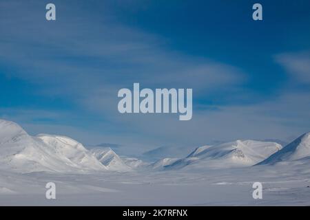 Berge rund um die Kungsleden-Skipiste zwischen Salka und Kebnekaise während der Wintersaison, April, Lappland, Schweden Stockfoto