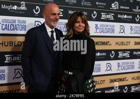 Mailand, Italien. 17. Oktober 2022. Stefano Pioli Head Coach AC Mailand mit seiner Frau während der Gran Gala del Calcio AIC 2022 auf der Rho Fiera Milano, Mailand. Kredit: SOPA Images Limited/Alamy Live Nachrichten Stockfoto