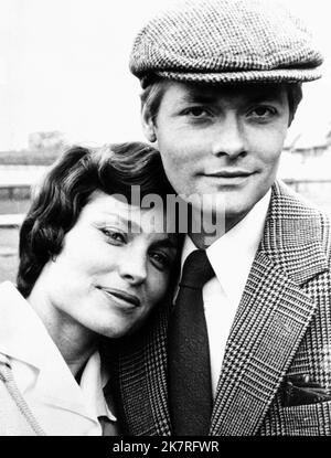 Simon Ward & Lisa Harrow Film: All Creatures Great And Small (1977) Charaktere: James Herriot & Helen Alderson Regie: Claude Whatham 04. Februar 1975 **WARNUNG** Dieses Foto ist nur für redaktionelle Zwecke bestimmt und unterliegt dem Copyright von EMI und/oder dem Fotografen, der von der Film- oder Produktionsfirma beauftragt wurde, und kann nur von Publikationen im Zusammenhang mit der Bewerbung des oben genannten Films reproduziert werden. Eine obligatorische Gutschrift an EMI ist erforderlich. Der Fotograf sollte auch bei Bekanntwerden des Fotos gutgeschrieben werden. Ohne schriftliche Genehmigung der Film Company kann keine kommerzielle Nutzung gewährt werden. Stockfoto