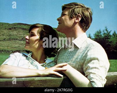 Lisa Harrow & Simon Ward Film: All Creatures Great And Small (1975) Charaktere: Helen Alderson & James Herriot Regie: Claude Whatham 04. Februar 1975 **WARNUNG** Dieses Foto ist nur für redaktionelle Zwecke bestimmt und unterliegt dem Copyright von EMI und/oder dem Fotografen, der von der Film- oder Produktionsfirma beauftragt wurde, und kann nur von Publikationen im Zusammenhang mit der Bewerbung des oben genannten Films reproduziert werden. Eine obligatorische Gutschrift an EMI ist erforderlich. Der Fotograf sollte auch bei Bekanntwerden des Fotos gutgeschrieben werden. Ohne schriftliche Genehmigung der Film Company kann keine kommerzielle Nutzung gewährt werden. Stockfoto