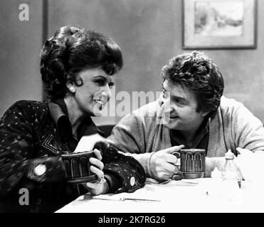 Patricia Phoenix & Peter Adamson Television: Coronation Street (TV-Serie) Charaktere: Elsie Tanner & Len Fairclough UK 1960-, 28. Februar 1979 **WARNUNG** Dieses Foto ist nur für redaktionelle Zwecke bestimmt und unterliegt dem Copyright des FERNSEHENS VON GRANADA und/oder des Fotografen, der von der Film- oder Produktionsfirma beauftragt wurde, und kann nur durch Publikationen im Zusammenhang mit der Bewerbung des oben genannten Films reproduziert werden. Eine obligatorische Gutschrift für DAS FERNSEHEN IN GRANADA ist erforderlich. Der Fotograf sollte auch bei Bekanntwerden des Fotos gutgeschrieben werden. Ohne schriftliche Genehmigung der Film Company kann keine kommerzielle Nutzung gewährt werden. Stockfoto