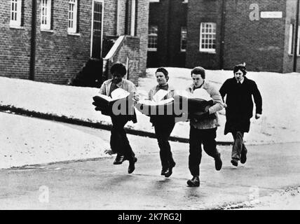 Davidson Knight, Julian Firth, Ray Winstone & Philip Jackson Film: SCUM (UK 1979) Charaktere: ,Davis,Carlin & Greaves Regie: Alan Clarke 12 September 1979 **WARNUNG** Dieses Foto ist nur für redaktionelle Zwecke bestimmt und unterliegt dem Copyright von KENDON-FILMEN und/oder dem Fotografen, der von der Film- oder Produktionsfirma beauftragt wurde, und kann nur von Publikationen im Zusammenhang mit der Bewerbung des oben genannten Films reproduziert werden. Eine obligatorische Gutschrift für KENDON-FILME ist erforderlich. Der Fotograf sollte auch bei Bekanntwerden des Fotos gutgeschrieben werden. Ohne schriftliche Genehmigung der Film Company kann keine kommerzielle Nutzung gewährt werden. Stockfoto