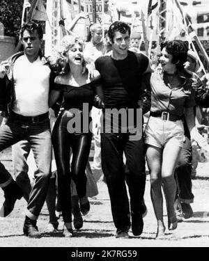 Jeff Conaway, Olivia Newton-John, John Travolta & Stockard Channing Film: Grease (USA 1978) Charaktere: Kenickie,Sandy Olsson,Danny Zuko & Betty Rizzo Regie: Randal Kleiser 13 June 1978 **WARNUNG** Dieses Foto ist nur für redaktionelle Zwecke bestimmt und unterliegt dem Copyright von PARAMOUNT PICTURES und/oder des Fotografen, der von der Film- oder Produktionsfirma beauftragt wurde und darf nur von Publikationen im Zusammenhang mit der Bewerbung des oben genannten Films reproduziert werden. Eine obligatorische Gutschrift für PARAMOUNT-BILDER ist erforderlich. Der Fotograf sollte auch bei Bekanntwerden des Fotos gutgeschrieben werden. Ohne kann keine kommerzielle Nutzung gewährt werden Stockfoto