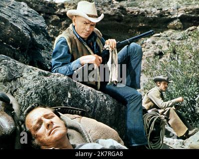 Yul Brynner & Richard Crenna Film: Catlow (USA/UK 1971) Regie: Sam Wanamaker 01 October 1971 **WARNUNG** Dieses Foto ist nur für redaktionelle Zwecke bestimmt und unterliegt dem Copyright von MGM und/oder dem Fotografen, der von der Film- oder Produktionsfirma beauftragt wurde, und kann nur von Publikationen im Zusammenhang mit der Bewerbung des oben genannten Films reproduziert werden. Eine obligatorische Gutschrift an MGM ist erforderlich. Der Fotograf sollte auch bei Bekanntwerden des Fotos gutgeschrieben werden. Ohne schriftliche Genehmigung der Film Company kann keine kommerzielle Nutzung gewährt werden. Stockfoto