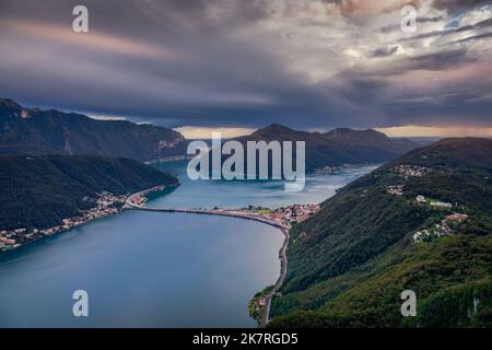 Dramatischer Sonnenuntergang über dem Luganersee in den schweizer Alpen, Schweiz Stockfoto