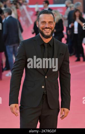 Rom, Italien. 18. Oktober 2022. Andrea Montovoli nimmt am roten Teppich des Films „La California“ beim Rome Film Fest im Auditorium Parco della Musica Teil. Kredit: SOPA Images Limited/Alamy Live Nachrichten Stockfoto