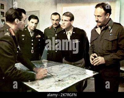 Dirk Bogarde, Paul Maxwell, Sean Connery, Ryan O'Neal & Gene Hackman Film: A Bridge Too Far (UK/USA 1977) Charaktere: LT. Gen. Frederick A.M. Browning, Maj. General Maxwell D. Taylor, Maj. General Robert E. Urquhart und Maj. General Stanislaw F. Sosabowski Direktor: Richard Attenborough 15 June 1977 **WARNUNG** Dieses Foto ist nur für den redaktionellen Gebrauch bestimmt und unterliegt dem Copyright von UNITED ARTISTS und/oder The Photographer, die von The Film or Production Company beauftragt wurden.Es kann nur von Publikationen im Zusammenhang mit der Bewerbung des oben genannten Films reproduziert werden. Eine obligatorische Gutschrift für UNITED ARTISTS ist erforderlich. Th Stockfoto