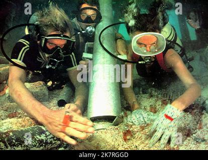 Nick Nolte & Jacqueline Bisset Film: The Deep (1979) Charaktere: David Sanders & Gail Berke Regie: Peter Yates 17 June 1977 **WARNUNG** Dieses Foto ist nur für redaktionelle Zwecke bestimmt und unterliegt dem Copyright von COLUMBIA und/oder des Fotografen, der von der Film- oder Produktionsfirma beauftragt wurde und darf nur von Publikationen im Zusammenhang mit der Bewerbung des oben genannten Films reproduziert werden. Eine obligatorische Gutschrift an COLUMBIA ist erforderlich. Der Fotograf sollte auch bei Bekanntwerden des Fotos gutgeschrieben werden. Ohne schriftliche Genehmigung der Film Company kann keine kommerzielle Nutzung gewährt werden. Stockfoto