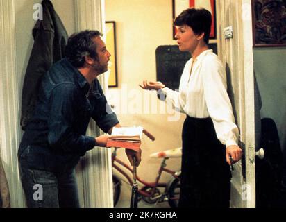 Richard Dreyfuss & Marsha Mason Film The Goodbye Girl (1978) Charaktere: Elliot Garfield & Paula McFadden Regie: Herbert Ross 30 November 1977 **WARNUNG** dieses Foto ist nur für redaktionelle Zwecke bestimmt und unterliegt dem Copyright von MGM und/oder dem Fotografen, der von der Film or Production Company zugewiesen wurde. Es kann nur durch Veröffentlichungen in Verbindung mit der Werbung für den oben genannten Film reproduziert werden. Eine obligatorische Gutschrift an MGM ist erforderlich. Der Fotograf sollte ebenfalls angerechnet werden, wenn er bekannt ist. Ohne schriftliche Genehmigung der Film Company kann keine kommerzielle Nutzung gewährt werden. Stockfoto