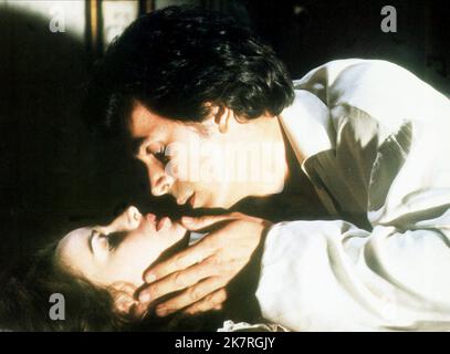 Frank Langella & Kate Nelligan Film: Dracula (USA/UK 1979) Charaktere: Count Dracula & Lucy Seward Regie: John Badham 13 July 1979 **WARNUNG** Dieses Foto ist nur für redaktionelle Verwendung bestimmt und unterliegt dem Copyright von UNIVERSAL und/oder dem Fotografen, der von der Film- oder Produktionsfirma beauftragt wurde und darf nur von Publikationen im Zusammenhang mit der Bewerbung des oben genannten Films reproduziert werden. Eine obligatorische Gutschrift an UNIVERSAL ist erforderlich. Der Fotograf sollte auch bei Bekanntwerden des Fotos gutgeschrieben werden. Ohne schriftliche Genehmigung der Film Company kann keine kommerzielle Nutzung gewährt werden. Stockfoto