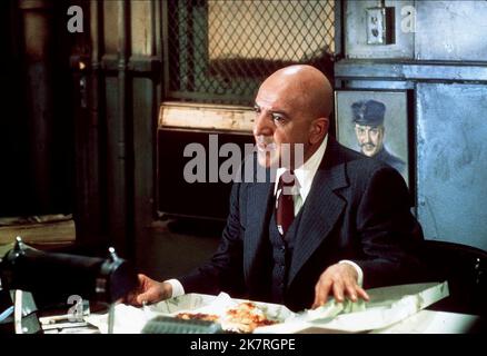 Telly Savalas Film: Kojak (TV-Serie) Charaktere: Lieutenant Theo Kojak USA 1973-1978, 24. Oktober 1973 **WARNUNG** Dieses Foto ist nur für den redaktionellen Gebrauch bestimmt und unterliegt dem Copyright von CBS und/oder des Fotografen, der von der Film- oder Produktionsfirma beauftragt wurde und darf nur durch Publikationen im Zusammenhang mit der Bewerbung des oben genannten Films reproduziert werden. Eine obligatorische Gutschrift an CBS ist erforderlich. Der Fotograf sollte auch bei Bekanntwerden des Fotos gutgeschrieben werden. Ohne schriftliche Genehmigung der Film Company kann keine kommerzielle Nutzung gewährt werden. Stockfoto