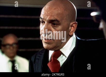 Telly Savalas Film: Kojak (TV-Serie) Charaktere: Lieutenant Theo Kojak USA 1973-1978, 24. Oktober 1973 **WARNUNG** Dieses Foto ist nur für den redaktionellen Gebrauch bestimmt und unterliegt dem Copyright von CBS und/oder des Fotografen, der von der Film- oder Produktionsfirma beauftragt wurde und darf nur durch Publikationen im Zusammenhang mit der Bewerbung des oben genannten Films reproduziert werden. Eine obligatorische Gutschrift an CBS ist erforderlich. Der Fotograf sollte auch bei Bekanntwerden des Fotos gutgeschrieben werden. Ohne schriftliche Genehmigung der Film Company kann keine kommerzielle Nutzung gewährt werden. Stockfoto