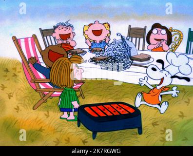 Peppermint Patty, Linus, Sally, Marci & Snoopy Film: A Charlie Brown Thanksgiving (TV-Film) Charaktere: ,, & Snoopy USA 1973, Regie: Bill Melendez, Phil Roman 20 November 1973 **WARNUNG** Dieses Foto ist nur für den redaktionellen Gebrauch bestimmt und unterliegt dem Copyright von CBS und/oder des Fotografen, der von der Film- oder Produktionsfirma beauftragt wurde, und kann nur durch Publikationen im Zusammenhang mit der Bewerbung des oben genannten Films reproduziert werden. Eine obligatorische Gutschrift an CBS ist erforderlich. Der Fotograf sollte auch bei Bekanntwerden des Fotos gutgeschrieben werden. Ohne schriftliche Genehmigung der Film Company kann keine kommerzielle Nutzung gewährt werden Stockfoto