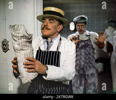 Windsor Davies & Jack Douglas Film: Carry On Behind (UK 1975) Charaktere: Fred Ramsden & Ernie Bragg / Titel auch: 'Alles geht nach hinten Los)' Regie: Gerald Thomas 19 December 1975 **WARNUNG** Dieses Foto ist nur für redaktionelle Verwendung bestimmt und unterliegt dem Copyright der VON der Film- oder Produktionsfirma beauftragten ORGANISATION und/oder des Fotografen und kann nur durch Publikationen im Zusammenhang mit der Bewerbung des oben genannten Films reproduziert werden. Eine obligatorische Gutschrift an DIE RANGORGANISATION ist erforderlich. Der Fotograf sollte auch bei Bekanntwerden des Fotos gutgeschrieben werden. Eine kommerzielle Nutzung kann ohne diese nicht gewährt werden Stockfoto