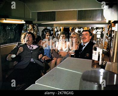 Jack Douglas, Carol Hawkins & Windsor Davies Film: Carry On Behind (UK 1975) Charaktere: Ernie Bragg,Sandra & Fred Ramsden / Titel auch: 'Alles geht nach hinten Los)' Regie: Gerald Thomas 19 December 1975 **WARNUNG** Dieses Foto ist nur für redaktionelle Verwendung bestimmt und unterliegt dem Copyright der VON der Film- oder Produktionsfirma beauftragten ORGANISATION und/oder des Fotografen und kann nur durch Publikationen im Zusammenhang mit der Bewerbung des oben genannten Films reproduziert werden. Eine obligatorische Gutschrift an DIE RANGORGANISATION ist erforderlich. Der Fotograf sollte auch bei Bekanntwerden des Fotos gutgeschrieben werden. Kein kommerzielles US Stockfoto