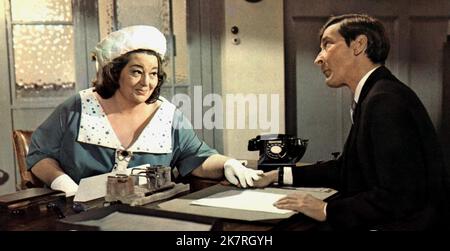 Hattie Jacques & Kenneth Williams Film: Carry On Loving (1970) Charaktere: Sophie Plummett & Percival Snooper Regie: Gerald Thomas 03 November 1970 **WARNUNG** Dieses Foto ist nur für redaktionelle Zwecke bestimmt und unterliegt dem Copyright der VON der Film- oder Produktionsfirma beauftragten ORGANISATION und/oder des Fotografen.Es kann nur von Publikationen im Zusammenhang mit der Bewerbung des oben genannten Films reproduziert werden. Eine obligatorische Gutschrift an DIE RANGORGANISATION ist erforderlich. Der Fotograf sollte auch bei Bekanntwerden des Fotos gutgeschrieben werden. Ohne schriftliche Genehmigung des Films kann keine kommerzielle Nutzung gewährt werden Stockfoto