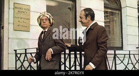 Charles Hawtrey & Sid James Film: Carry On Loving (1970) Charaktere: James Bedsop & Sidney Bliss Regie: Gerald Thomas 03 November 1970 **WARNUNG** Dieses Foto ist nur für redaktionelle Zwecke bestimmt und unterliegt dem Copyright der VON der Film- oder Produktionsfirma beauftragten ORGANISATION und/oder des Fotografen.Es kann nur von Publikationen im Zusammenhang mit der Bewerbung des oben genannten Films reproduziert werden. Eine obligatorische Gutschrift an DIE RANGORGANISATION ist erforderlich. Der Fotograf sollte auch bei Bekanntwerden des Fotos gutgeschrieben werden. Ohne schriftliche Genehmigung der Film Company kann keine kommerzielle Nutzung gewährt werden. Stockfoto