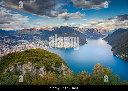 Dramatischer Sonnenuntergang über dem Luganersee in den schweizer Alpen, Schweiz Stockfoto