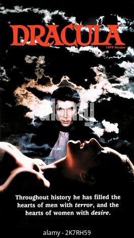 Frank Langella Poster Film Dracula (USA/UK 1979) Regie: John Badham 13. Juli 1979 **WARNUNG** dieses Foto ist nur für redaktionelle Zwecke bestimmt und unterliegt dem Urheberrecht von UNIVERSAL und/oder dem Fotografen, der von der Film oder Production Company beauftragt wurde. Es kann nur durch Veröffentlichungen in Verbindung mit der Werbung für den oben genannten Film reproduziert werden. Eine obligatorische Gutschrift für UNIVERSAL ist erforderlich. Der Fotograf sollte ebenfalls angerechnet werden, wenn er bekannt ist. Ohne schriftliche Genehmigung der Film Company kann keine kommerzielle Nutzung gewährt werden. Stockfoto