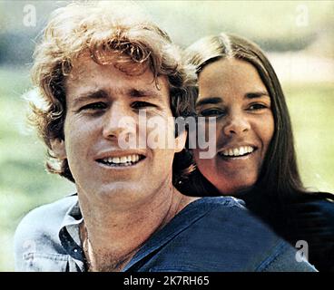 Ryan O'Neal & Ali MacGraw Film Love Story (USA 1970) Charaktere: & Jennifer Cavalleri Regie: Arthur Hiller 16. Dezember 1970 **WARNUNG** dieses Foto ist nur für redaktionelle Zwecke bestimmt und unterliegt dem Copyright von PARAMOUNT und/oder dem Fotografen, der von der Film or Production Company zugewiesen wurde. Es kann nur durch Veröffentlichungen in Verbindung mit der Werbung für den oben genannten Film reproduziert werden. Es ist eine obligatorische Gutschrift bis ÜBERGEORDNETEN BETRAG erforderlich. Der Fotograf sollte ebenfalls angerechnet werden, wenn er bekannt ist. Ohne schriftliche Genehmigung der Film Company kann keine kommerzielle Nutzung gewährt werden. Stockfoto