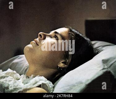 Ali MacGraw Film Love Story (USA 1970) Charaktere: Jennifer Cavalleri Regie: Arthur Hiller 16. Dezember 1970 **WARNUNG** dieses Foto ist nur für redaktionelle Zwecke bestimmt und unterliegt dem Urheberrecht von PARAMOUNT und/oder dem Fotografen, der von der Film- oder Produktionsgesellschaft beauftragt wurde. Es kann nur durch Veröffentlichungen in Verbindung mit der Werbung für den obigen Film reproduziert werden. Es ist eine obligatorische Gutschrift bis ÜBERGEORDNETEN BETRAG erforderlich. Der Fotograf sollte ebenfalls angerechnet werden, wenn er bekannt ist. Ohne schriftliche Genehmigung der Film Company kann keine kommerzielle Nutzung gewährt werden. Stockfoto