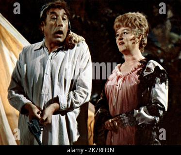 Frankie Howerd & Joan Sims Film: Carry On Up The Jungle (1970) Charaktere: Professor Inigo Tinkle & Lady Evelyn Bagley Regie: Gerald Thomas 01 March 1970 **WARNUNG** Dieses Foto ist nur für redaktionelle Verwendung bestimmt und unterliegt dem Copyright der VON der Film- oder Produktionsfirma beauftragten ORGANISATION und/oder des Fotografen und kann nur durch Publikationen im Zusammenhang mit der Bewerbung des oben genannten Films reproduziert werden. Eine obligatorische Gutschrift an DIE RANGORGANISATION ist erforderlich. Der Fotograf sollte auch bei Bekanntwerden des Fotos gutgeschrieben werden. Eine kommerzielle Nutzung kann ohne schriftliche Genehmigung des nicht gewährt werden Stockfoto