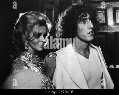 Ann-Margret & Roger Daltrey Film: Tommy (UK 1975) Charaktere: Nora Walker & Tommy Walker Regie: Ken Russell 19 March 1975 **WARNUNG** Dieses Foto ist nur für den redaktionellen Gebrauch bestimmt und unterliegt dem Copyright von HEMDALE und/oder des Fotografen, der von der Film- oder Produktionsfirma beauftragt wurde und darf nur von Publikationen im Zusammenhang mit der Bewerbung des oben genannten Films reproduziert werden. Eine obligatorische Gutschrift an HEMDALE ist erforderlich. Der Fotograf sollte auch bei Bekanntwerden des Fotos gutgeschrieben werden. Ohne schriftliche Genehmigung der Film Company kann keine kommerzielle Nutzung gewährt werden. Stockfoto