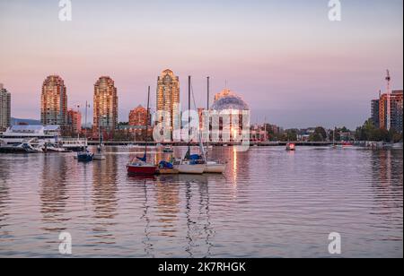 Blick auf die Science World in der Innenstadt von Vancouver, BC, Kanada. Science World bei TELUS World of Science bei schönem Sonnenuntergang. Niemand, Reisefoto, auswählen Stockfoto