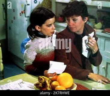 Quinn Cummings & Marsha Mason Film: Das Mädchen von Auf Wiedersehen (1974) Charaktere: Lucy McFadden & Paula McFadden Regie: Herbert Ross 30. November 1977 **WARNUNG** Dieses Foto ist nur für redaktionelle Zwecke bestimmt und unterliegt dem Copyright von MGM und/oder dem von der Film- oder Produktionsgesellschaft beauftragten Fotografen und kann nur durch Publikationen im Zusammenhang mit der Bewerbung des oben genannten Films reproduziert werden. Eine obligatorische Gutschrift an MGM ist erforderlich. Der Fotograf sollte auch bei Bekanntwerden des Fotos gutgeschrieben werden. Ohne schriftliche Genehmigung der Film Company kann keine kommerzielle Nutzung gewährt werden. Stockfoto