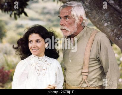 Barbara Parkins & Lee Marvin Film: Shout at the Devil (USA/UK 1976) Charaktere: Rosa O'Flynn / Oldsmith & Colonel Flynn O'Flynn / Titel auch: 'Zwei wie Hund und Katz' Regie: Peter R. Hunt 13. April 1976 **WARNUNG** Dieses Foto ist nur für redaktionelle Verwendung bestimmt und unterliegt dem Copyright von TONAV-PRODUKTIONEN und/oder dem Fotografen, der von der Film- oder Produktionsfirma beauftragt wurde, und kann nur von Publikationen im Zusammenhang mit der Bewerbung des oben genannten Films reproduziert werden. Eine obligatorische Gutschrift für TONAV-PRODUKTIONEN ist erforderlich. Der Fotograf sollte auch bei Bekanntwerden des Fotos gutgeschrieben werden. Es kann keine kommerzielle Nutzung erfolgen Stockfoto