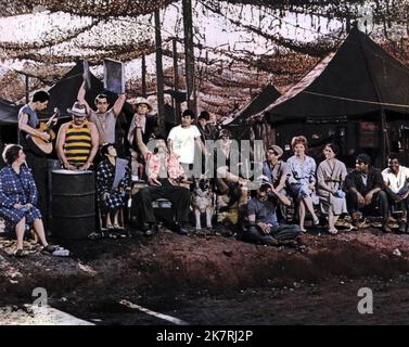 Elliott Gould, Donald Sutherland & Gary Burghof Film: Mash; M*A*S*H (USA 1970) Charaktere: Capt. John Francis Xavier 'Trapper' McIntyre,Capt. Benjamin Franklin „Hawkeye“ Pierce & Director: Robert Altman 25 January 1970 **WARNUNG** Dieses Foto ist nur für den redaktionellen Gebrauch bestimmt und unterliegt dem Copyright von 20. CENTURY FOX und/oder des Fotografen, der von der Film- oder Produktionsfirma beauftragt wurde, und kann nur durch Publikationen im Zusammenhang mit der Bewerbung des oben genannten Films reproduziert werden. Eine obligatorische Gutschrift an 20. CENTURY FOX ist erforderlich. Der Fotograf sollte auch bei Bekanntwerden des Fotos gutgeschrieben werden. Kein kommerzielles U Stockfoto