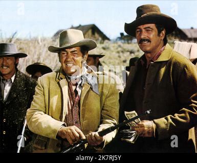 Dean Martin & Rock Hudson Film Showdown (1973) Charaktere: Billy Massey & Chuck Jarvis Regie: George Seaton 08. Juni 1973 **WARNUNG** dieses Foto ist nur für redaktionelle Zwecke bestimmt und unterliegt dem Urheberrecht von UNIVERSAL und/oder dem Fotografen, der von der Film or Production Company zugewiesen wurde. Es kann nur durch Veröffentlichungen in Verbindung mit der Werbung für den oben genannten Film reproduziert werden. Eine obligatorische Gutschrift für UNIVERSAL ist erforderlich. Der Fotograf sollte ebenfalls angerechnet werden, wenn er bekannt ist. Ohne schriftliche Genehmigung der Film Company kann keine kommerzielle Nutzung gewährt werden. Stockfoto