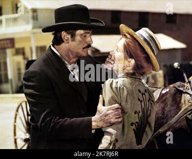 Rock Hudson & Susan Clark Film: Showdown (1973) Charaktere: Chuck Jarvis & Kate Jarvis Regie: George Seaton 08 June 1973 **WARNUNG** Dieses Foto ist nur für den redaktionellen Gebrauch bestimmt und unterliegt dem Copyright von UNIVERSAL und/oder dem Fotografen, der von der Film- oder Produktionsfirma beauftragt wurde und darf nur von Publikationen im Zusammenhang mit der Bewerbung des oben genannten Films reproduziert werden. Eine obligatorische Gutschrift an UNIVERSAL ist erforderlich. Der Fotograf sollte auch bei Bekanntwerden des Fotos gutgeschrieben werden. Ohne schriftliche Genehmigung der Film Company kann keine kommerzielle Nutzung gewährt werden. Stockfoto