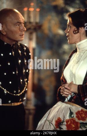 Yul Brynner & Samantha Eggar Television: Anna And The King (1974) Charaktere: King Mongkut & Anna Owens Regie: Jeff Corey 17 September 1972 **WARNUNG** Dieses Foto ist nur für den redaktionellen Gebrauch bestimmt und unterliegt dem Copyright von 20 CENTURY FOX und/oder des Fotografen, der von der Film- oder Produktionsfirma beauftragt wurde, und kann nur von Publikationen im Zusammenhang mit der Bewerbung des oben genannten Films reproduziert werden. Eine obligatorische Gutschrift an 20 CENTURY FOX ist erforderlich. Der Fotograf sollte auch bei Bekanntwerden des Fotos gutgeschrieben werden. Ohne schriftliche Genehmigung der Film Company kann keine kommerzielle Nutzung gewährt werden. Stockfoto