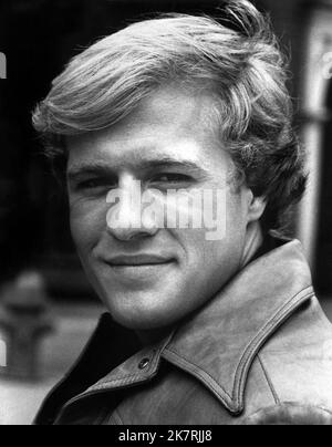 Gregg Henry Television: Reicher Mann, Poor man - Book II (1970) 01 February 1976 **WARNUNG** Dieses Foto ist nur für den redaktionellen Gebrauch bestimmt und unterliegt dem Copyright von UNIVERSAL TV und/oder des Fotografen, der von der Film- oder Produktionsfirma beauftragt wurde und kann nur durch Publikationen im Zusammenhang mit der Bewerbung des oben genannten Films reproduziert werden. Eine obligatorische Gutschrift für UNIVERSAL TV ist erforderlich. Der Fotograf sollte auch bei Bekanntwerden des Fotos gutgeschrieben werden. Ohne schriftliche Genehmigung der Film Company kann keine kommerzielle Nutzung gewährt werden. Stockfoto