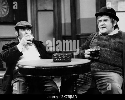 Ronnie Corbett & Ronnie Barker Television: The Two Ronnies (TV-Serie) UK 1971–1987, 10. April 1971 **WARNUNG** Dieses Foto ist nur für den redaktionellen Gebrauch bestimmt und unterliegt dem Copyright der BBC und/oder des Fotografen, der von der Film- oder Produktionsfirma beauftragt wurde.Es kann nur von Publikationen im Zusammenhang mit der Bewerbung des oben genannten Films reproduziert werden. Eine obligatorische Gutschrift an BBC ist erforderlich. Der Fotograf sollte auch bei Bekanntwerden des Fotos gutgeschrieben werden. Ohne schriftliche Genehmigung der Film Company kann keine kommerzielle Nutzung gewährt werden. Stockfoto