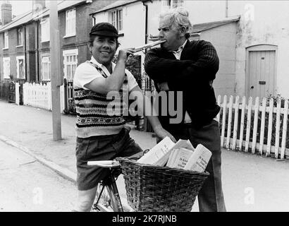 Ronnie Corbett & Ronnie Barker Television: The Two Ronnies (TV-Serie) UK 1971–1987, 10. April 1971 **WARNUNG** Dieses Foto ist nur für den redaktionellen Gebrauch bestimmt und unterliegt dem Copyright der BBC und/oder des Fotografen, der von der Film- oder Produktionsfirma beauftragt wurde.Es kann nur von Publikationen im Zusammenhang mit der Bewerbung des oben genannten Films reproduziert werden. Eine obligatorische Gutschrift an BBC ist erforderlich. Der Fotograf sollte auch bei Bekanntwerden des Fotos gutgeschrieben werden. Ohne schriftliche Genehmigung der Film Company kann keine kommerzielle Nutzung gewährt werden. Stockfoto