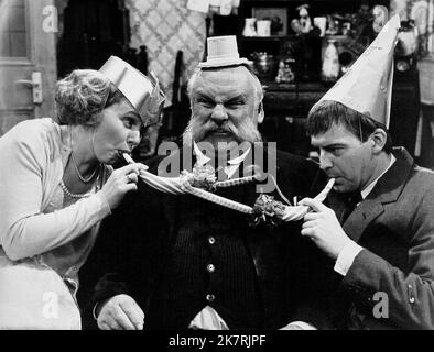 Patricia Brake, Jimmy Edwards, Ian Lavender Television: The Glums (1975) Charaktere: ETH (unbekannte Episoden),Vater (unbekannte Episoden),Ron (unbekannte Episoden) 07. November 1978 **WARNUNG** Dieses Foto ist nur für redaktionelle Verwendung bestimmt und unterliegt dem Copyright der LWT und/oder des Fotografen, der von der Film- oder Produktionsfirma beauftragt wurde und kann nur durch Publikationen im Zusammenhang mit der Bewerbung des oben genannten Films reproduziert werden. Eine obligatorische Gutschrift an LWT ist erforderlich. Der Fotograf sollte auch bei Bekanntwerden des Fotos gutgeschrieben werden. Ohne schriftliche Genehmigung der Film Company kann keine kommerzielle Nutzung gewährt werden. Stockfoto