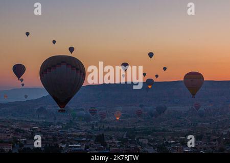 Am frühen Morgen Blick auf Heißluftballons über Kappadokien, Türkei Stockfoto