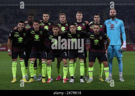 Turin, Italien, 18.. Oktober 2022. Der FC Turin, der elf startet, stellt sich vor dem Anpfiff für ein Teamfoto vor, in der hinteren Reihe ( L bis R ); Wilfried Singo, Alessandro Buongiorno, David Zima, Perr Schuurs, Pietro Pellegri und Vanja Milinkovic-Savic, erste Reihe ( L bis R ); Nemanja Radonjic, Sasa Lukic, Mergim Vojvoda, Samuele Ricci und Nikola Vlasic, beim Coppa Italia-Spiel im Stadio Grande Torino, Turin. Bildnachweis sollte lauten: Jonathan Moscrop / Sportimage Stockfoto