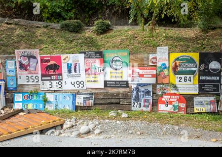 Zigarettenwerbung an einer Außenwand in der Stadt Cherokee, North Carolina, in der Qualla-Grenze. Stockfoto