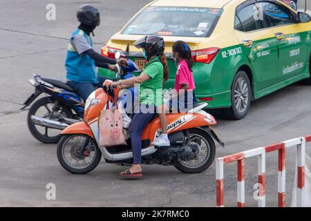 SAMUT PRAKAN, THAILAND, SEP 23 2022, Verkehr auf der Straße in der Nähe des Marktplatzes Stockfoto