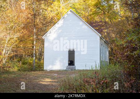 Das Gebäude der Beech Grove School im Great Smoky Mountains National Park ist von herbstlichen Bäumen umgeben. Stockfoto