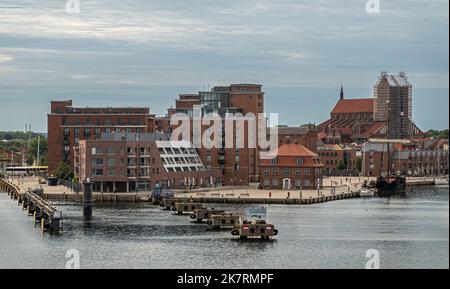 Deutschland, Wismar - 13. Juli 2022: Hafenspitze Dock West Point mit links Stockholmer Kai und rechts Alterhafen Kai, auf dem rote Gebäude und ältere Stockfoto