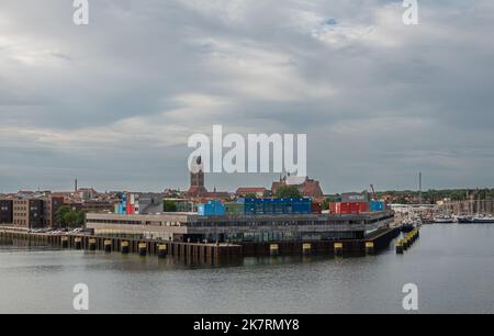 Deutschland, Wismar - 13. Juli 2022: Weitblick, St. Marien und St. Die Ruinen von Georgen Chuch ragen über dem nordöstlichen Ende des alten Holzhafens. Bürogebäude in Forts Stockfoto